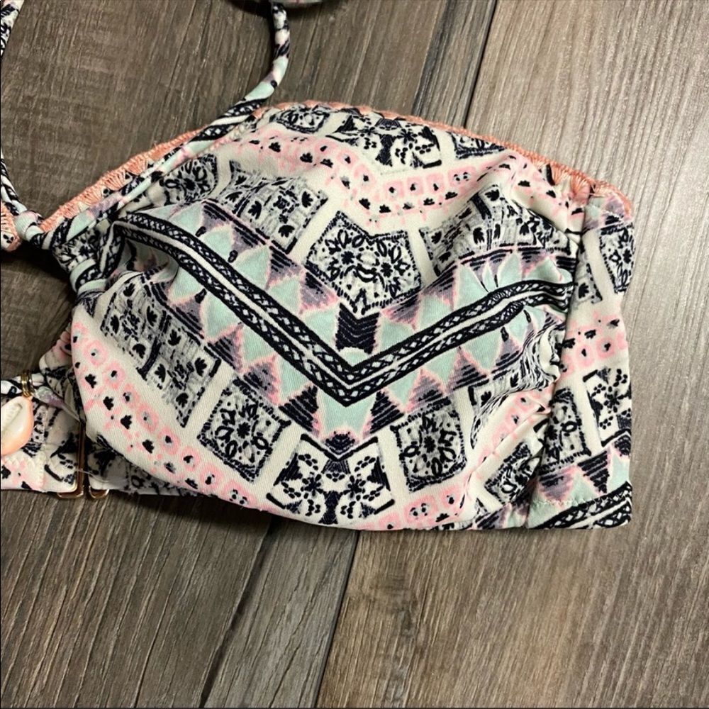 ✨VS Pink Green Aztec Shell Bikini Top✨ - Picture 4 of 8